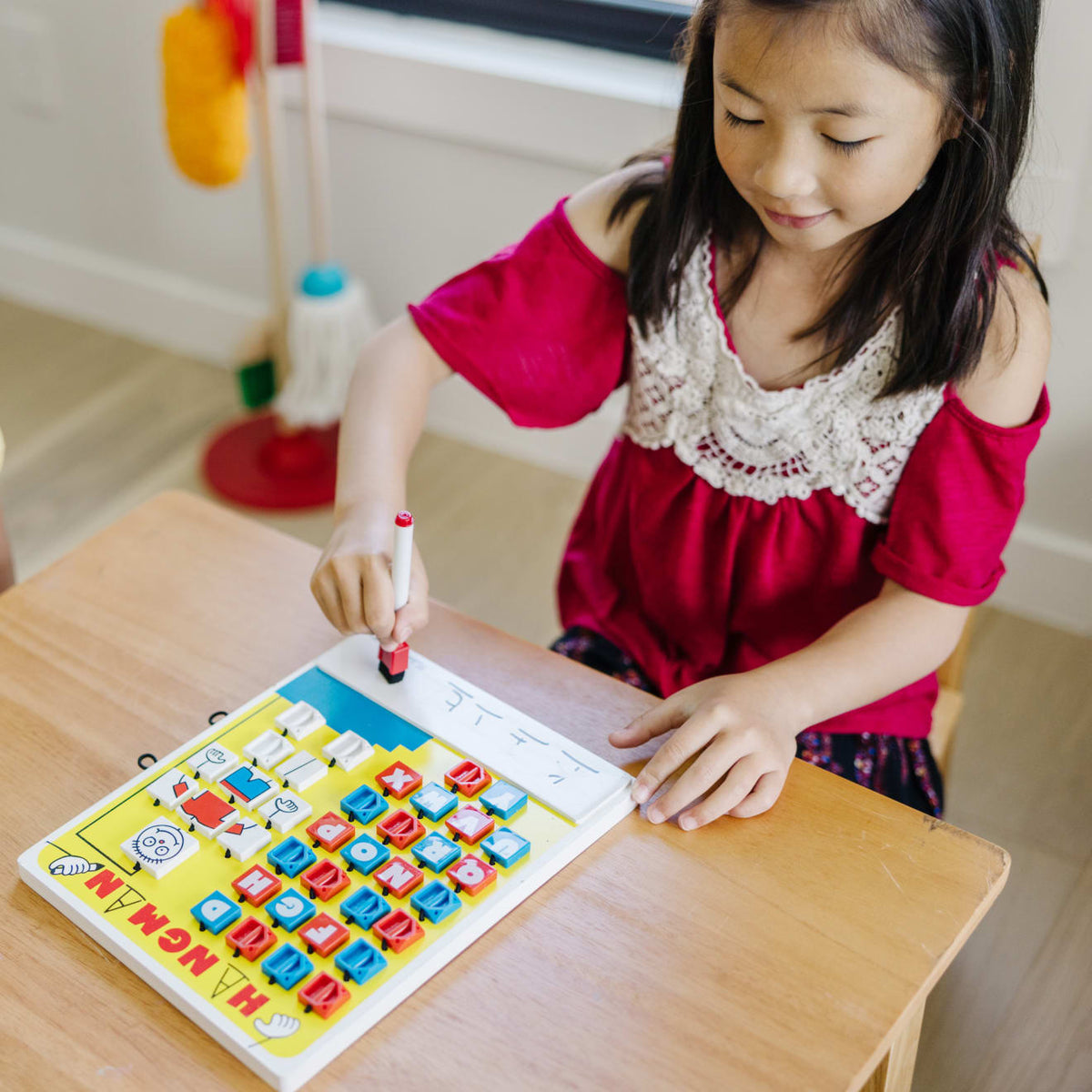 Flip-to-Win Hangman Travel Game product image 2