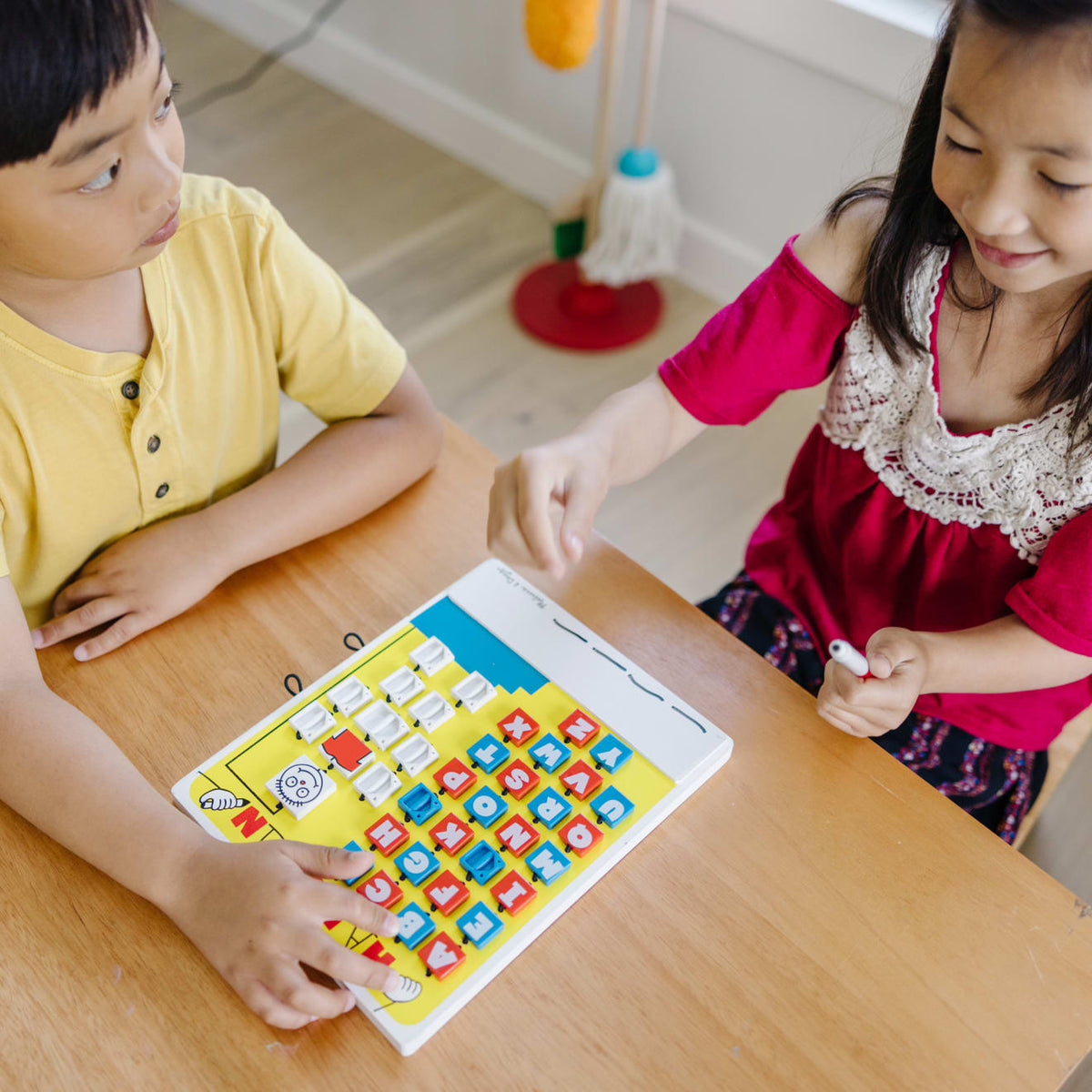 Flip-to-Win Hangman Travel Game product image 5