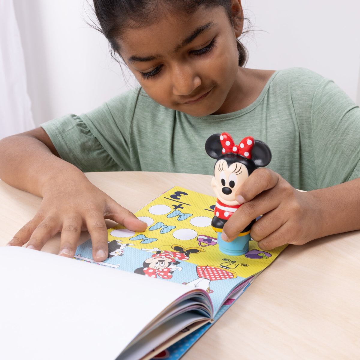 Sticker WOW!™ Disney Minnie Mouse Bundle: Activity Pad & Sticker Stamper + Mini Activity Pad and 200 Refill Stickers product image 7